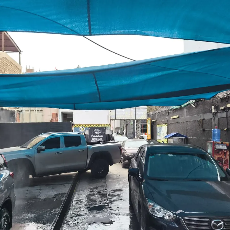 Lavado a presión de los bajos con el vehículo en elevador