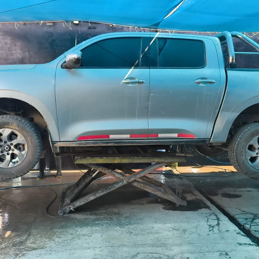 Camioneta en elevador lista para undercoating