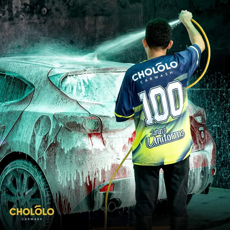 Lavador de Chololo aplicando espuma a un auto