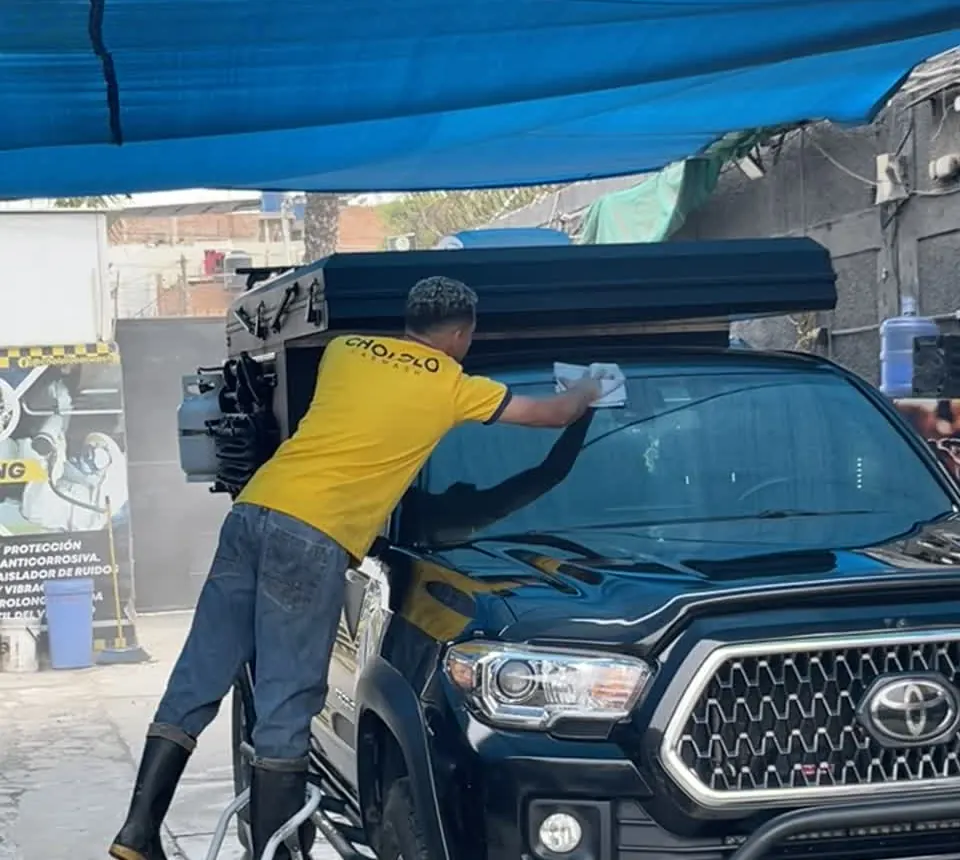 Secado del parabrisas de una camioneta en el local